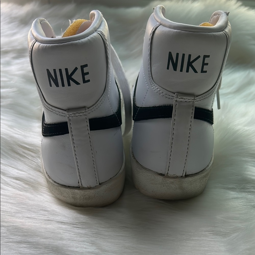 Nike Women’s Blazer Mid 77 Shoes Size 8.5